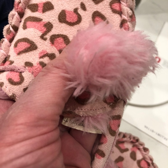 Sweater and house slippers - Picture 14 of 16